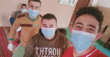 شباب قرية ميت العز بالشرقية يواجهون فيروس كورونا بتعقيم الشوارع والمنازل