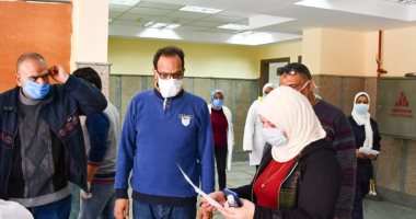 بالكمامة ..نائب محافظ مطروح تطمئن على الخدمات الطبية بمستشفى الحمام 