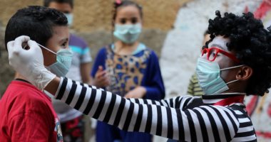 طالب هندسة مصرى يستخدم فن البانتومايم لتوعية الأطفال بطرق مكافحة كورونا