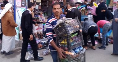 إزالة الإشغالات والباعة الجائلين من على الأرصفة بوسط مدينة مطروح