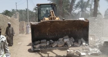 إزالة 25 حالة تعدى على أملاك الدولة والأراضى الزراعية بمدينة إسنا بالأقصر