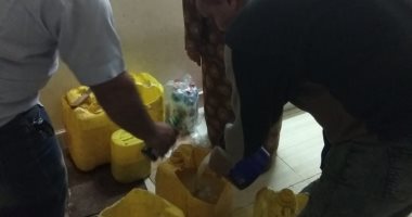 غلق منشأة غذائية وإعدام 388 كيلو أغذية فاسدة بالزقازيق.. صور