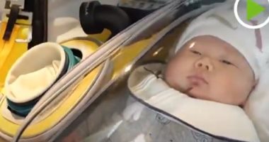 شاهد.. صيني يصمم كبسولة محمولة لابنه الرضيع لحمايته من فيروس كورونا