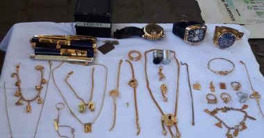 جمارك نويبع تضبط محاولة تهريب كمية من الملابس والمشغولات الذهبية.. صور