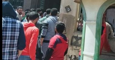 زحام أمام بنك الائتمان الزراعى ببلقاس الدقهلية لصرف منحة العمالة غير المنتظمة