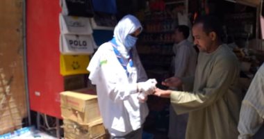 شباب وفتيات يعقمون المواطنين قبل دخولهم السوق السياحى بأسوان.. صور