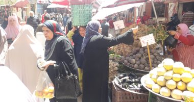 فوضى فى أسواق البحيرة رغم الإجراءات الاحترازية لمواجهة انتشار كورونا.. الأهالى: الأسواق أصبحت منبع للأوبئة والتزاحم انتحار جماعى.. تجار: الإغلاق يشرد آلاف الأسر.. والمحافظ: تنفيذ القرارات بكل حسم وقوة.. صور