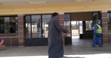 صور.. حملات تعقيم وتطهير محطة سكك حديد إسنا لمكافحة كورونا 