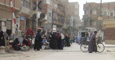 صور.. الباعة الجائلين يفترشون سوق الدلجمون بالغربية وسط تجاهل المسئولين