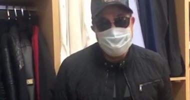 على طريقة أمير الانتقام.. حكيم: "قلت أغير جو وأتمشى فى البيت بالكمامة"