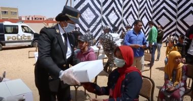 بكمامات على الوجه.. الشرطة توزع كراتين غذائية على المواطنين.. فيديو