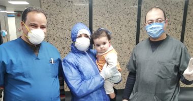 الفريق الطبى بمستشفى قها يحتفل بتعافى "هنا" أصغر مصابة بكورونا.. صور