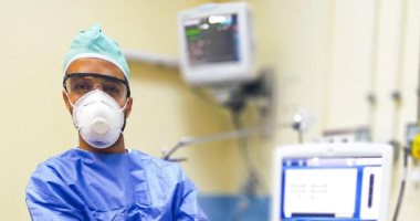 الجيش الأبيض.. محمود ممرض طوارئ بمستشفى هيئة قناة السويس يواجه كورونا