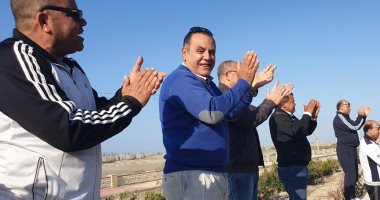 صور .. شباب كفر الشيخ يحيون الأطقم الطبية بعد انتهاء عملهم بمستشفى العزل 