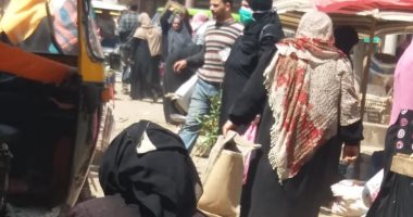 صور .. زحام شديد بسوق شعبى فى زفتى بالغربية ومطالب بالحد من التجمعات