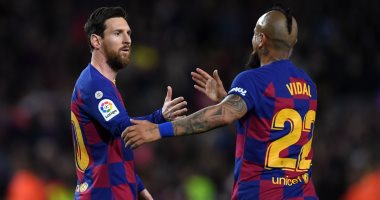مدرب برشلونة يطالب فيدال بالبحث عن فريق جديد قبل انطلاق الموسم