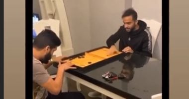 ماتش طاولة فى العزل المنزلى.. كهربا يتغلب على صالح جمعة.. فيديو وصور