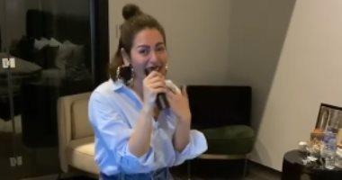 يا كل اللى بيحبونى.. لقاء الخميسى تعبر عن اشتياقها لأصدقائها بأغنية إليسا
