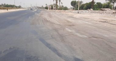 صور.. مدينة البياضية تبدأ أعمال إزالة المطبات على طريق أسوان الزراعى