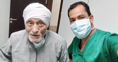 أمل جديد بمستشفى إسنا للعزل الصحى..الحاج عبدالفتاح 89سنة أكبر متعافى من كورونا يغادر المستشفى بعد شفائه.. الفريق الطبى: دائما بشوش ويواجه النتائج الإيجابية بـ"خير إن شاء الله".. ويتوضأ ويصلى بعد كل مسحة لعيناته