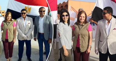 ماذا فعل المصريون العائدون من أمريكا في مرسى علم قبل مغادرتهم فندق الحجر بساعات؟.. رفعوا أعلام بلدهم وشاركوا العاملين في الفندق الهتافات بـ"تحيا مصر".. وطالبوا الجميع بالمشاركة في مبادرة رد الجميل