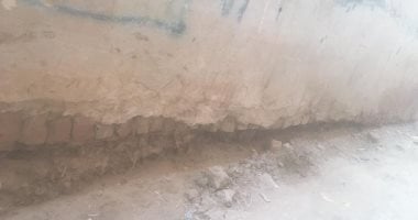 سيبها علينا.. أهالى قرية برقطا بكفر شكر يشكون تهالك سور "عملية تطهير المياه"