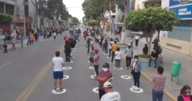 طابور طويل أمام أحد مصارف بيرو يلتزم بمسافات التباعد الاجتماعي.. فيديو