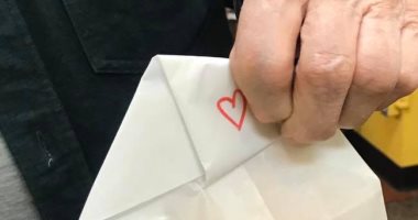 عشان يساعدهم فى أزمة كورونا.. أمريكى يشترى قطعة "دونتس" بـ1000 دولار.. التفاصيل