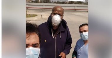 فرحة سائح أمريكى بعد شفائه من كورونا بمستشفى أبو خليفة بالإسماعيلية.. فيديو