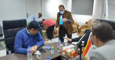المطهرات وأدوات التعقيم هدية "اسكان البرلمان" لمدينة العلمين الجديدة لحماية العمال.. صور 