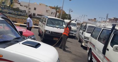 حملة مكبرة لتطهير وتعقيم المواصلات وخطوط السرفيس بمدينة سفاجا .. صور 