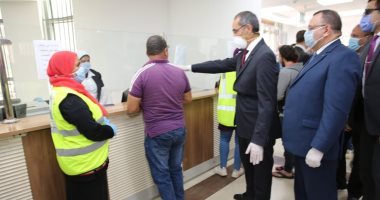 وزير الاتصالات يتفقد عدد من منافذ البريد لمتابعة صرف "تكافل وكرامة" 