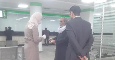 صرف معاش تكافل وكرامة للمستحقين بالإسماعيلية وسط إجراءات مواجهة كورونا.. صور
