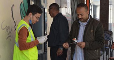 شباب متطوعون يساعدون الأهالى أمام ماكينات الصرف بالعريش.. صور