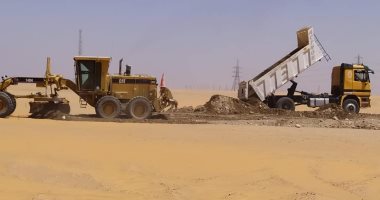 بدء أعمال رصف طريق "المطار - الموهوب" بمركز الداخلة
