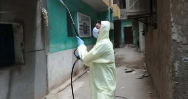 صور.. رئيس مدينة الأقصر يقود حملة لتطهير وتعقيم شوارع البحاروة لمكافحة كورونا