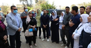 محافظ المنوفية للفريق الطبي: "نفسى أشتغل معاكم أنتم أبطال فى مهمة قومية"