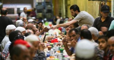 ماذا يفعل شيفات موائد الرحمن بعد إلغائها بسبب كورونا؟ شيف مائدة الوحدة الوطنية بشبرا: مش متخيل رمضان من غيرها.. إبراهيم: سنستبدلها بوجبات مغلفة وكراتين.. واللوبيا والفاصوليا أساس الإفطار هذا العام