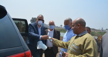 محافظ القليوبية يتابع تطوير طرق مسطرد والخصوص ويوزع كمامات على العمال
