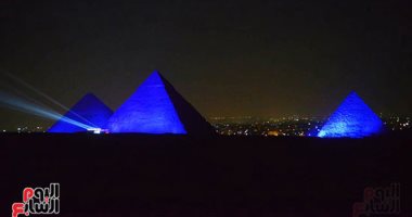 الآثار تنير الأهرامات وتبعث رسالة تضامن للشعوب احتفالا بيوم التراث العالمى.. صور