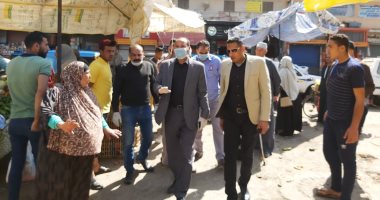رئيس مدينة قطور يتفقد أعمال رفع القمامة فى أول يوم عمل.. صور 