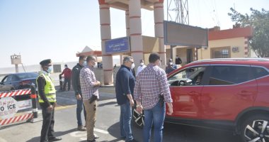 إجراء وقائى.. محافظ البحر الأحمر يمنع مجموعة شباب من الدخول للغردقة.. صور
