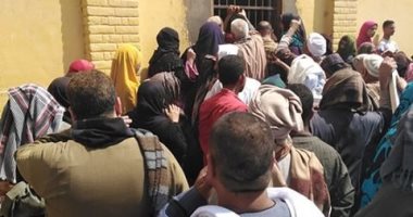 قارىء يشكو من التزاحم الشديد أمام مستشفى ديروط المركزى بأسيوط