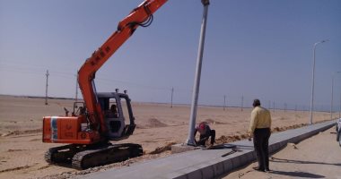 صور .. بدء تركيب أعمدة الإنارة بطريق جامعة الملك سلمان برأس سدر
