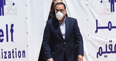 رئيس الوزراء يعبر من ممر التعقيم خلال جولته التفقدية بالعاصمة الإدارية الجديدة 