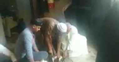 أسرة ممرض بالمنايل تذبح عجلا احتفالا بشفائه من فيرورس كورونا.. صور