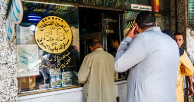 إقبال كبير على محلات وسط البلد لشراء الرنجة والفسيخ استعدادا لشم النسيم