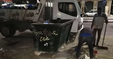 صور.. عمال النظافة بمطروح يواصلون أعمالهم ليلا برفع القمامة