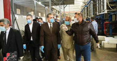 صور.. محافظ كفر الشيخ يتفقد عدد من المصانع لتطبيق الإجراءات الاحترازية