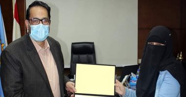وكيل تعليم الغربية يكرم معلمة شرق طنطا لتميزها فى مشروعات الأبحاث 